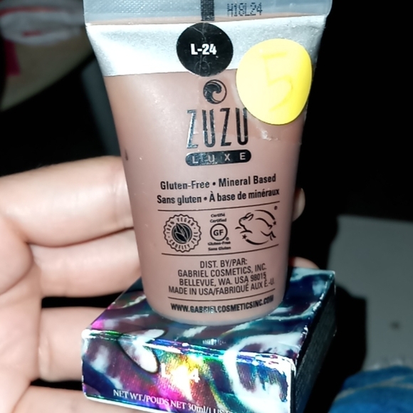 Zuzu luxe oil free foundation - Picture 1 of 1